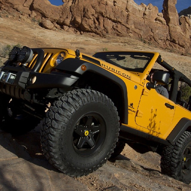 Jeep Rubicon in yellow with super springs kit